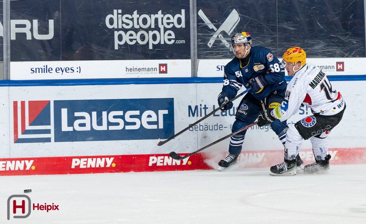 240121_HF84217 Ryan McKiernan (EHC Red Bull Muenchen, #58) und Ross Mauermann (Fischtown Pinguins Bremerhaven, #14). EHC Red Bull Muenchen gegen Fischtown Pinguins Bremerhaven, Eishockey, DEL, 40. Spieltag, Saison 2023/2024, 21.01.2024. Foto: Eibner-Pressefoto/Heike Feiner